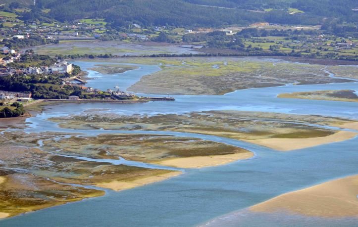 Mud banks exposed at low tide at Ortigueira